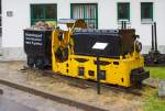 
Eine 600 mm Akkumulatoren Lok vom Typ LEW EL 09 aufgestellt beim Besucherbergwerk Markus Röhling Stolln in Annaberg-Buchholz - Frohnau am 25.08.2013. 

Die Akku-Lok wurde von LEW  VEB Elektrotechnische Werke Hans Beimler  in Henningsdorf bei Berlin für die Zinngrube Ehrenfreidersdorf/Erzgebirge gebaut.

Technische Daten:
Spurweite: 600 mm
Achsfolge: B
Gewicht: 4,3 Tonnen
Leistung: 2 x 4,4 kW
Stundenleistung: 560 kp
Geschwindigkeit: 5,6 km/h