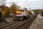 Welch seltener Gast auf der Siegstecke, auch wenn Triebzüge und -wagen der HLB hier Alltag sind, ist die Güterlok der HLB meist in und um Kassel unterwegs.