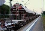 D-DB 31 80 0819 193-0, Gattung Tads-z 958, gedeckter Schttgutwagen mit dosierbarer Schwerkraftentladung und vier Radstzen eingereiht in einen Gterzug der in Schleswig halten musste.