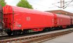 DB Cargo 4-achsiger Drehgestellflachwagen mit vier Radsätzen, verschiebbaren Teleskophauben und Lademulden für Coiltransporte der Gattung Shimmns-ttu 728 registriert unter 3180 4677 309-5