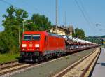 Hier hat wohl die Ladung mehr Leistung als die Lok mit 5600 kW (7200 PS)  185 221-9 der DB Schenker Rail (eine Bombardier TRAXX F140 AC2) zieht am 07.07.2013 einen sehr langen Autozug (mit Neuwagen