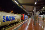 Die an die SBB Cargo International AG vermietete SBB Cargo Re 482 024-7 (91 85 4482 024-7 CH-SBBC) fährt mit einem KLV-Zug am 20 Februar 2017 (23:17 Uhr) durch den Bahnhof Siegburg/Bonn in
