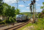 Die an die TX Logistik AG vermietete 193 921 (91 80 6193 921-4 D-NRAIL) der Northrail GmbH fährt am 06 Mai 2025 mit einem KLV-Zug (Taschenwagenzug) durch den Bahnhof Kirchen/Sieg in Richtung