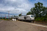 Die wei�e an die dispo-Tf Rail GmbH (Berlin) vermietete SIEMENS Vectron Dual Mode 248 075 (90 80 2248 075-4 D-NRAIL) der RRL - RIVE Rail Leasing Limited (Dublin) eingestellt bei Northrail GmbH f�hrt am 29 Juni 2026 mit einem Kesselwagenzug durch Rudersdorf/Kreis Siegen in Richtung Gie�en. 

Die SIEMENS Vectron DM wurde 2023 von Siemens Mobility GmbH in M�nchen-Allach unter der Fabriknummer 23423 gebaut.  

Die Hybridlok (Vectron Dual Mode) kann die Antriebsenergie aus der Fahrleitung beziehen (2.400 kW Leistungen am Rad), oder mittels eines MTU 16V 4000 R84 V16-Zylinder-Dieselmotors (2.400 kW Motorleistung, 2.000 kW Leistungen am Rad) erzeugen.
