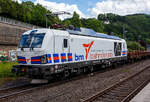 Die SIEMENS Vectron Dual Mode 248 077 (90 80 2248 077-0 D-NRAIL) der BM-Bahndienste GmbH (Karlsruhe) f�hrt am 09 Juni 2026, mit einem Flachwagenzug (4 Drehgestell-Flachwagen der Gattung Rens), durch den Bahnhof Kirchen/Sieg in Richtung Siegen.

Die SIEMENS Vectron DM wurde 2023 von Siemens Mobility GmbH in M�nchen-Allach unter der Fabriknummer 23425 und im Januar 2024 an die BM-Bahndienste GmbH ausgeliefert, die die Lok �ber die RRL - RIVE Rail Leasing Limited (Dublin) geleast hat, eingestellt wurde die Lok durch die northrail GmbH. 

Die Hybridlok (Vectron Dual Mode) kann die Antriebsenergie aus der Fahrleitung beziehen (2.400 kW Leistungen am Rad), oder mittels eines MTU 16V 4000 R84 V16-Zylinder-Dieselmotors (2.400 kW Motorleistung, 2.000 kW Leistungen am Rad) erzeugen.
