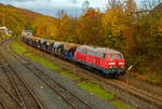   Die 218 485-1 (92 80 1218 485-1 D-AIX) der AIXrail GmbH mit einem Schotterzug (zweiachsige Schüttgutwagen der Gattung Fccpps) am 27.10.2020 in Herdorf.