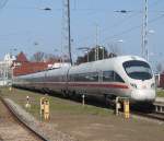 411 517-6 als ICE 1705 von Warnemnde nach Mnchen Hbf kurz vor der Ausfahrt im Bahnhof Warnemnde.04.05.2013 