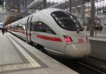 411 027-6+411 576-2(vorne)standen als ICE 1722 von Berlin Hbf(tief)nach Hamburg-Altona in der unteren Etage vom Berliner Hbf.26.09.2014