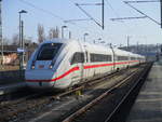 7821 210,als ICE Binz-Berlin Südkreuz,am 04.April 2021,beim Halt in Bergen/Rügen.