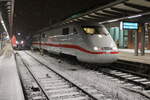 401 089-8 als ICE 1074(Hamburg-Altona-Stralsund)kurz vor der Ausfahrt im Rostocker Hbf.10.12.2021