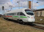 411 053-2 als ICE 1676(Hamburg-Stralsund)bei der Ausfahrt im Rostocker Hbf.03.04.2022