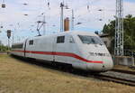 402 005-3 als ICE 1678(Hamburg-Stralsund)bei der Ausfahrt im Rostocker Hbf.30.07.2022