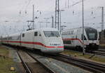 Am Nachmittag des 07.04.2023 traf 401 553-3 auf 4110 112-8 im Rostocker Hbf.