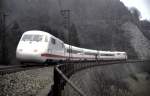 Der ICE (Intercity-Experimental) 410 001-2 und 410 002-0 bei der Erprobungs- und Vorstellungsfahrt �ber die Geislinger Steige am 12.12.1985.
