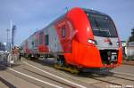 Auf der InnoTrans 2012 in Berlin stand ein Desiro RUS fr Sotschi. Diese Zge werden von Siemens fr die RD (РЖД) - Russischen Eisenbahn AG gebaut. Die RD hat insgesamt 38 dieser Regionalzge fr die Stadt Sotschi bestellt. Mit einer Hhe von 4,85 und einer Breite von 3,48 Metern sind die Desiro RUS ware Kolosse auf den Schienen. Der erste Zug soll im Herbst 2013 in Betrieb genommen werden. Bei der RD tragen sie den Namen Lastochka  kleine Schwalbe . Die Desiro RUS knnen in einem Temperaturbereich von -40C bis +40C genutzt werden und sind damit gut geeignet fr die Olympischen Winterspiele 2014 in Sotschi. Sie knnen auch eine Steigung von vier Prozent berwinden und sie sind besonders umweltfreundlich. Der Desiro RUS verbraucht etwa 30 Prozent weniger Energie als die aktuell in Russland eingesetzten Regionalzge. 21.09.2012