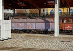 Der vierachsige 750 mm-Schmalspur G�terwagen (Klappdeckelwagen) mit Heberlein-Bremse, ex DR 97-27-06 KKw (Gattung KKw) am 07.12.2022 im Schmalspurbahnmuseum Radebeul der Stiftung S�chsische