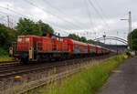 Die 294 718-2 (98 80 3294 718-2 D-DB), eine remotorisierte V 90 der DB Cargo AG drückt am 03 Juni 2024 einen langen Coilzug nun in den Gbf Kreuztal.