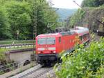 143 012-3 und 143 057-8 im Sandwich mit n-Wagen auf der Geislinger Steige am 22.05.2012.