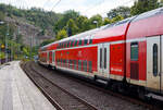 Zweite Klasse klimatisierter Doppelstock-Reisezugwagen (Hocheinstiegs-Dosto) D-DB 50 80 26-75 046-5, der Gattung DBpza 753.5, vom rsx - Rhein-Sieg-Express der DB Regio NRW (Aachen), eingereiht im Zugverband am 15 September 2024 im Bahnhof Kirchen/Sieg.

Der Wagen wurde 1999 von  DWA - Deutsche Waggonbau AG  in Görlitz gebaut.

TECHNISCHE DATEN:
Gattung/Bauart: DBpza 753.5,
Spurweite: 1.435 mm
Anzahl der Achsen: 4
Länge über Puffer: 26.800 mm
Wagenkastenlänge: 26 400 mm
Wagenkastenbreite: 2.784 mm
Höhe über Schienenoberkante: 4.631 mm
Drehzapfenabstand: 20.000 mm
Achsstand im Drehgestell: 2 500 mm
Drehgestellbauart: Görlitz VIII
Leergewicht: 48 t
Höchstgeschwindigkeit: 160 km/h
Sitzplätze: 139 in der 2. Klasse
Toiletten: 1, geschlossenes System
Einstieg: Hoch
Bremse: KE-R-A-Mg (D)
Bemerkung : 1 Mehrzweckabteil; eingeschränkt dieselloktauglich
Heizung: Klimaes