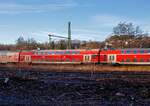 Der wweite Klasse klimatisierter Doppelstock-Reisezugwagen (Hocheinstiegs-Dosto) D-DB 50 80 26-75 137-2, der Gattung DBpza 753.5, vom rsx - Rhein-Sieg-Express der DB Regio NRW (Aachen), eingereiht im Zugverband bei der Zugdurchfahrt am 26 Dezember 2024 in Scheuerfeld/Sieg

Der Wagen wurde 2002 von Bombardier in Görlitz (ex DWA - Deutsche Waggonbau AG gebaut.

TECHNISCHE DATEN:
Gattung/Bauart: DBpza 753.5,
Spurweite: 1.435 mm
Anzahl der Achsen: 4
Länge über Puffer: 26.800 mm
Wagenkastenlänge: 26 400 mm
Wagenkastenbreite: 2.784 mm
Höhe über Schienenoberkante: 4.631 mm
Drehzapfenabstand: 20.000 mm
Achsstand im Drehgestell: 2 500 mm
Drehgestellbauart: Görlitz VIII
Leergewicht: 48 t
Höchstgeschwindigkeit: 160 km/h
Sitzplätze: 139 in der 2. Klasse
Toiletten: 1, geschlossenes System
Einstieg: Hoch
Bremse: KE-R-A-Mg (D)
Bemerkung : 1 Mehrzweckabteil; eingeschränkt dieselloktauglich
Heizung: Klimaes 