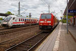 Bahnhof B�chen (Schleswig-Holstein) am 14.05.2022:  W�hrend recht die DB 146 275 mit dem RE 1  Hanse-Express  nach Hamburg (Rostock - Schwerin - Hamburg) steht, rauscht Steuerwagen voraus der IC 2213