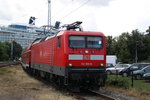 112 189 mit RE 18490 von Berlin Hbf(tief)nach Warnemünde bei der Einfahrt in Warnemünde im Hintergrund lag das Kreuzfahrt-Schiff Celebrity Silhouette.03.07.2016