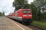 112 108 mit Lr 70115(Rostock-Warnemnde)bei der Durchfahrt im Haltepunkt Rostock-Holbeinplatz,die Rckfahrt als RE 13292 fiel zwischen Warnemnde und Rostock wegen einer Oberleitungsstrung im Bahnhof