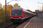 Steuerwagen der Bauart Wittenberge(Basis:y-Wagen/Halberstdter)als Kreuzfahrer-Leerzug 70115 von Rostock Hbf nach Warnemnde bei der Durchfahrt im Haltepunkt Rostock-Holbeinplatz.28.04.2017