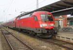 182 003 mit RE 4308(Rostock-Hamburg)kurz vor der Ausfahrt im Rostocker Hbf.01.12.2019