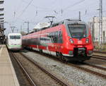 442 843 als S2(Warnemünde-Güstrow)bei der Ausfahrt im Rostocker Hbf neben an stand ICE 737 von Stralsund nach Köln.17.04.2021