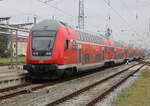 RE 4310(Rostock-Hamburg)bei der Ausfahrt im Rostocker Hbf.15.10.2022)