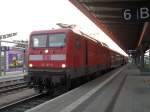 112 107-8 mit RE 33018 von Rostock Hbf Richtung Schwerin Hbf.kurz vor der Abfahrt um 21.20 Uhr der Zug hatte in der Ankunft +25 Minuten Versptung weil der RE1 in Bad Kleinen noch auf dem RE4 warten