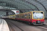 S9 von Berlin-Spandau nach Berlin-Schönefeld Flughafen  bei der Ausfahrt im Berliner Hbf.09.03.2018