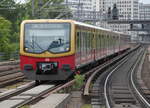 S9 von Berlin-Spandau nach Berlin-Schönefeld bei der Einfahrt in der S-Bahnstation Berlin-Tiergarten.05.08.2019