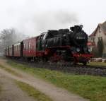 99 2323-6 mit MBB 14619 von Ostseebad Khlungsborn West nach Bad Doberan bei der Einfahrt in Khlungsborn Ost.07.01.2013 