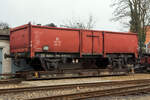 Der zweiachsige normalspurige Güterwagen DB 862 805, der Gattung Omm 52, verladen auf dem ex HSB vierachsigen meterspurigen Rollwagen 99-20-53, der Gattung Rf 4, am 31 März 2013 beim Kleinbahnmuseum Selfkantbahn der IHS - Interessengemeinschaft Historischer Schienenverkehr e. V. in Schierwaldenrath.

Normalspuriger Güterwagen:
Der normalspurige Güterwagen DB 862 805 wurde 1958 von der Maschinenfabrik Esslingen unter der Fabriknummer 25125 gebaut und an die Deutsche Bundesbahn geliefert. Seit 2000 ist er bei der Selfkantbahn, der Wagen ist Eigentum DB-Museum Nürnberg (DB AG) und eine Leihgabe an die IHS.

In den 50er Jahren stellten die offenen Güterwagen die größte Gruppe unter den Güterwagen dar. Sie wurden nicht nur zum Transport von Schüttgütern wie Sand, Kies und Kohle sondern auch für Holz, Maschinen und witterungsunempfindlichen Stückgütern eingesetzt. Die Entwicklung des vollständig geschweißten Omm 52 erfolgte hauptsächlich bei der Waggonfabrik Uerdingen, hierbei wurde Neuland betreten. Der Rahmen bestand nicht mehr wie gehabt aus Walzprofilen, sondern aus Blechen, die so zusammengeschweißt wurden, dass sie Hohlträger bilden. Die Seitenwände erhielten zwischen den Türsäulen und den Ecksäulen keine weiteren Wagenkastensäulen mehr. Sie bestehen nur aus einem abgekanteten Blech. Durch die starke Beanspruchung der Waggons wurde dieses mit der Zeit leicht nach außen gewölbt, so dass die Wände ausgebaucht wirken. Als Stirnwände wurden durch Daumenwellen gesicherte Kopfklappen eingebaut. Lediglich bei Wagen mit Handbremse wurde an der Bremserbühne eine feste Stirnwand (wie hier) eingebaut. So konnte hier nur die linke Stirnwand geöffnet werden. Von 1952 bis 1962 wurden insgesamt 14.919 Exemplare gebaut, die letzten Exemplare wurden bis 1986 genutzt.

Die Wagen laufen auf rollengelagerten Radsätzen der Bauart 88 mit gewalzten Vollrädern. Die Federung übernehmen achtlagige, 1.200 mm lange Blattfedern mit einem Querschnitt von 120 mm x 16 mm, auf die sich der Wagen über Doppelschakengehänge abstützt. Die Wagen ab 1954 sind mit einer Knorr Bremse (KE-G) ausgestattet.

Die Wagen haben eine durchgehende Zugeinrichtung mit normalem Zughaken und Schraubenkupplung. Es sind Ringfeder-Hülsenpuffer mit einer Endkraft von 350 kN montiert. Das Untergestell ist diagonalelastisch, ohne Diagonalstreben und aus Stahl der Güte St 52 hergestellt. Es besteht aus dicht verschweißten Hohlprofilen, die aus abgekanteten 5 bis 8 mm starken Blechen bestehen. An den Ecken sind Verstärkungen eingebaut. Dimensioniert ist das Untergestell für eine Achslast von 20 t und für einen Pufferdruck von 240 t. Einige Wagen besitzen einen um 500 mm verlängerten Rahmen über dem sich eine Bremserbühne befindet.Der Bremserstand ist mittels Schrauben an einem Kopfstück befestigt.

Die Seitenwände bestehen aus 3 mm dicken, auf der ganzen Länge nach außen profilierten Blechen und Hohlprofilen. Die Stirnwände sind als Kopfklappen ausgeführt, bestehen aus 4 mm dickem Stahlblech und sind ebenfalls nach außen profiliert. Aufgrund dieser Konstruktion konnte auf die sonst üblichen Seitenrungen verzichtet werden. Nur die zur Türaufhängung nötigen Türrungen sind vorhanden. Die zweiflügeligen Ladetüren haben eine Öffnungsweite von 1.800 mm. Aufgrund der fehlenden Seitenrungen neigen die Seitenwände der Wagen stark zum Ausbeulen. Im Laufe der Zeit bildeten sich rundliche Wände, bei denen die Knicke fast völlig verschwunden waren. Der Wagenboden ist zwischen den Langträgern mit 45 mm dicken Kiefernbohlen ausgelegt. Zwischen den Langträgern und den Seitenwänden sind 5 mm dicke Bleche verlegt.

Zu Beginn ihrer Einsatzzeit wurden die Wagen üblicherweise mit Schütt- und Stückgut beladen. Bedingt durch einen Wandel im Güterverkehr hin zu Spezialwagen zeichnete sich schon bald ein Überhang an offenen Wagen ab. Deshalb beschloss die DB, lediglich einen Teil ihrer offenen Wagen für einen längerfristigen Weiterbetrieb zu erhalten. Der Rest der Wagen bekam nur noch Bedarfsuntersuchungen und schied bald aus dem Betriebsdienst aus. Auch ein Teil der E 037 war davon betroffen.

TECHNISCHE DATEN:
Spurweite: 1.435 mm (Normalspur)
Gattung: Omm 52 (ab 1965 E037, Gattungszahl 5044)
Länge über Puffer: 10.500 mm
Achsabstand: 5.400 mm
Länge der Ladefläche: 8.700 mm
Ladefläche: 24,1 m²
Eigengewicht: 9.990 kg
Max. Ladegewicht: 29 t ab Streckenklasse C

Der Schmalspur Rollwagen 99-20-53:
Der vierachsige 1.000 mm Rollwagen der Gattung Rf 4 wurde 1964 vom (RAW) Reichsbahnausbesserungswerk Jena, als DR 99-20-53 gebaut (andere Quellen schreiben 1959 vom VEB Waggonbau Niesky). Am 1. Februar 1993 übernahm die HSB mit Sitz in Wernigerode von der Deutschen Reichsbahn (DR) Anlagen, Fahrzeuge, Personal und fungiert seitdem als Eisenbahnverkehrs- (EVU) und Eisenbahninfrastrukturunternehmen (EIU), so wurde auch dieser Rollwagen zum HSB 99-20-53 Rf 4, 1999 wurde er an die IHS verkauft und dort abgestellt, eine Inbetriebnahme ist für möglichst bald vorgesehen.

Auf den Schmalspurbahnen der ehemaligen DDR erfolgte der Güterverkehr fast ausschließlich mittels Rollwagen, auf denen regelspurige Güterwagen transportiert wurden. Mit der Wende/Wiedervereinigung und den Betriebsschließungen der folgenden Jahre schmolz das Güterverkehrsaufkommen auf einen Bruchteil. 

TECHNISCHE DATEN:
Spurweite: 1.000 mm (Meterspur)
Gattung: Rf 4
Länge über Puffer: 9.000 mm
Drehzapfenabstand: 6.300 mm
Achsabstand im Drehgestell: 1.000 mm
Länge der Ladefläche: 8.700 mm
Eigengewicht: 8.090 kg
Max. Ladegewicht: 40 t 
Bremsausrüstung: bodenbedienbare Handbremse und Druckluftbremse
