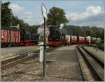 Die 99 2322-8 erreicht mit ihrem langen Zug Khlungsborn West.