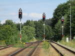 Die Ausfahrsignale Richtung Saalfeld und Bad Lobenstein,am 30.August 2022,aus Wurzbach.