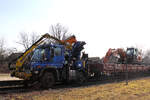 Zweiwege Unimog mit Anhang am 09.03.2025 in Zeven. Die evb Infrastruktur hat in den letzten Monaten ihre Strecken freigeschnitten.