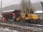 Baumaschine und Schotterwagen am 26.November 2010 an der Nordeinfahrt von Bergen/Rgen.