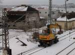 Neben dem alten Kleinbahnhof in Bergen/Rgen stand am 08.Dezember 2010 dieser Zweiwegebagger.