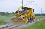 Am 31.05.2015 ist die Universalschotterverteil- und Planiermaschine SSP 110 SW von Plasser & Theurer zwischen Stumpfenbach und Deutenhofen von Altomünster kommend im Einsatz.