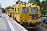 Am 29.05.15 warten die UNIMAT 09-32 /4S DYNAMIC Universalstopfmaschine von Plasser & Theurer und die Universalschotterverteil- und Planiermaschine SSP 110 SW von Plasser & Theurer am Bahnhof Altomünster auf ihren Einsatz.