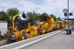 Am 29.05.15 warten die Universalschotterverteil- und Planiermaschine SSP 110 SW von Plasser & Theurer und UNIMAT 09-32 /4S DYNAMIC Universalstopfmaschine von Plasser & Theurer am Bahnhof Altomünster auf ihren Einsatz.