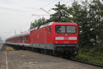 112 182 mit Kreuzfahrer-Leerzug von Rostock Hbf nach Warnemünde bei der Durchfahrt im Haltepunkt Rostock-Holbeinplatz.17.06.2016