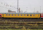 Der Funkmesswagen der DB Kommunikationstechnik GmbH 60 80 09-24 200-9(P)296.3 stand am 13.12.2020 im Rostocker Hbf.