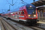 DBpzfa 766.1 als RE 18491 von Rostock Hbf nach Berlin Hbf(tief)stand am Abend des 19.10.2019 im Rostocker Hbf