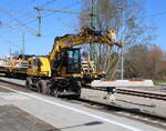 Zwei-Wege Bagger am 06.04.2025 in der S-Bahnstation Rostock-Holbeinplatz