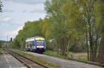 Der Alstom Coradia Typ LINT 41, VT  236, der Bayerischen Regiobahn (BRB) saust flott auf den Bahnhof Dasig zu, am 26.04.2015.