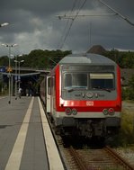 Der Regen naht....5-teilige Regionalbahn nach Neumünster, Zug/Schublok 143 295.